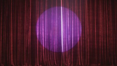 Gerçek Kadife Kumaş Sahne ipeği Perdesi. Tiyatro, opera, gösteri, sahne sahneleri için perde. Gerçek Sinema Perdesi Fotoğrafı. Parlayan kumaş..