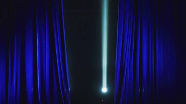 Gerçek Kadife Kumaş Sahne ipeği Perdesi. Tiyatro, opera, gösteri, sahne sahneleri için perde. Gerçek Sinema Perdesi Fotoğrafı. Parlayan kumaş..