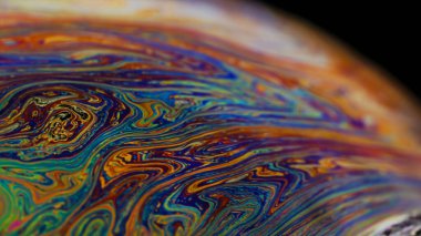 Sabun köpüğü makro gökkuşağı renkleri çok renkli desenler yaratıyor. Renkli köpük sabun köpüğü fotoğraf deseni duvar kağıdı afişi yüksek sinematik kalite (Kırmızı Ejder Kamerası).