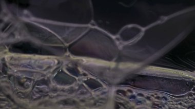 Sabun köpüğü makro gökkuşağı renkleri çok renkli desenler yaratıyor. Renkli köpük sabun köpüğü fotoğraf deseni duvar kağıdı afişi yüksek sinematik kalite (Kırmızı Ejder Kamerası).