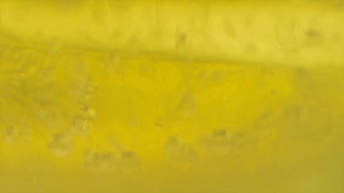 Köpük kabarcıkları ve renk desenleri fotoğrafı. Makro sabun köpüğü. Köpüklü gökkuşağı renkleri. Yüksek sinema kalitesi (Kızıl Ejder Kamerası). Başlıklar ve metinler için elverişli.