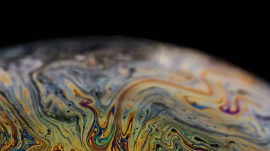 Sabun köpüğü makro gökkuşağı renkleri çok renkli desenler yaratıyor. Renkli köpük sabun köpüğü fotoğraf deseni duvar kağıdı afişi yüksek sinematik kalite (Kırmızı Ejder Kamerası).