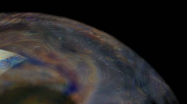 Sabun köpüğü Macro çekimi. Temiz, zarif, parlak bir fotoğraf arkaplanı. Yakın plan sabun köpüğü renkleri. Dezenfeksiyon. Köpük Arkaplanı. Kızıl Ejder kamerasına çek..