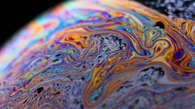 Sabun köpüğü Macro çekimi. Temiz, zarif, parlak bir fotoğraf arkaplanı. Yakın plan sabun köpüğü renkleri. Dezenfeksiyon. Köpük Arkaplanı. Kızıl Ejder kamerasına çek..