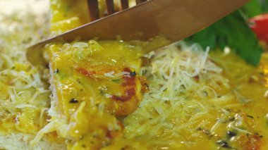 Yakın çekim yiyecekler. Yakın çekim aşçılık süreci. Şef Aşçılık Tabağı. Şef Yemekleri Hazırlıyor.