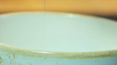 Yakın çekim yiyecekler. Yakın çekim aşçılık süreci. Şef Aşçılık Tabağı. Şef Yemekleri Hazırlıyor.