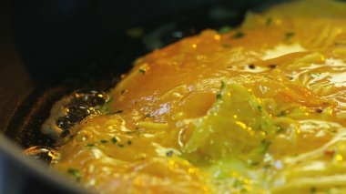 Yakın çekim yiyecekler. Yakın çekim aşçılık süreci. Şef Aşçılık Tabağı. Şef Yemekleri Hazırlıyor.