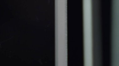 Gerçek cam arka planı şekillendirir. Bu zarif cam pencere efekti kaplama ya da arkaplan olarak kullanılabilir. Herhangi bir projede aptalca. Cam yansımaları çok güzel görünüyor..