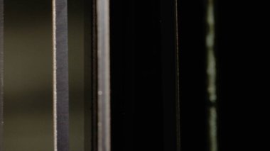 Gerçek cam arka planı şekillendirir. Bu zarif cam pencere efekti kaplama ya da arkaplan olarak kullanılabilir. Herhangi bir projede aptalca. Cam yansımaları çok güzel görünüyor..