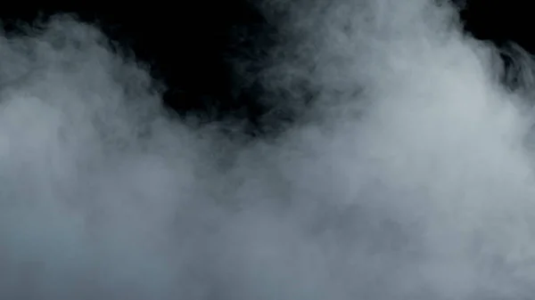 黒い闇の中の現実的な雲の写真背景 — ストック写真