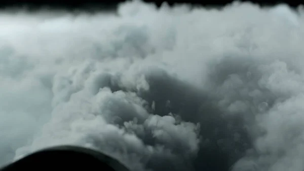 嵐の雲の中の実際の雷の雷写真は暗い背景で撮影されました ドライアイススモーク霧霞蒸気写真テクスチャ ポスターバナー — ストック写真