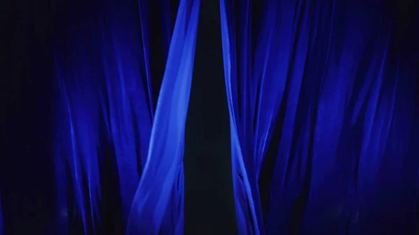 真正的天鹅绒布舞台丝绸窗帘 窗帘用于戏剧 舞台场景 真正的电影帷幕照片 抛光的布 — 图库照片