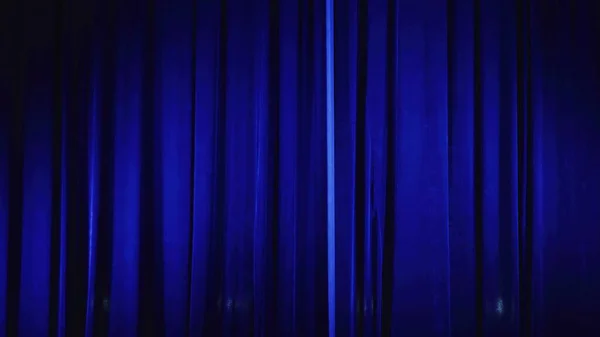 本物のベルベットクロスステージシルクカーテン カーテン劇場 オペラ ショー 舞台シーンのために 本物の映画のカーテン写真 光沢のある布 — ストック写真
