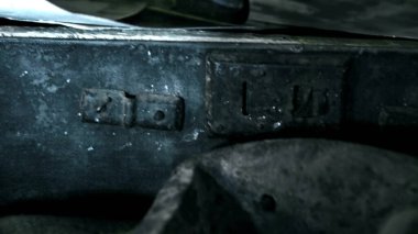 Masadaki Tarihi Antik Öğeler 'den. Eski bir fotoğraf. Eskilerin aletleri..