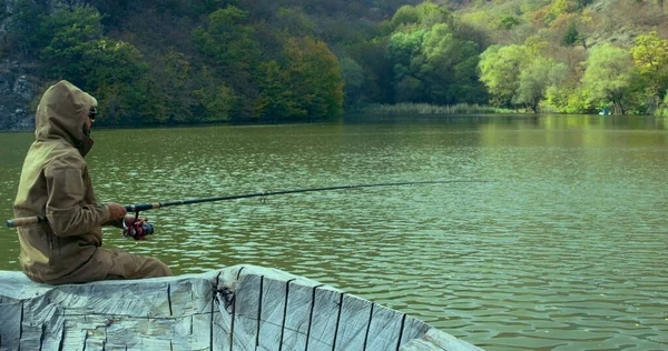 Pesca Deportiva Pescador Medio Del Lago Las Montañas Pesca Del —  Fotos de Stock