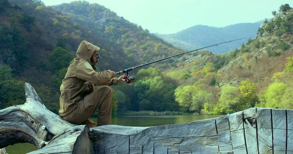 Pesca Deportiva Pescador Medio Del Lago Las Montañas Pesca Del — Foto de Stock