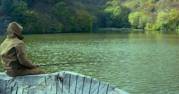 Pesca Sportiva Pescatore Nel Lago Mezzo Alle Montagne Pesca Uomo — Foto Stock