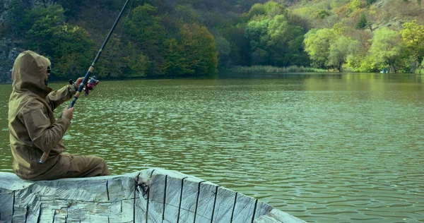 Desporto Pescador Pesca Lago Meio Das Montanhas Homem Pesca Captura — Fotografia de Stock