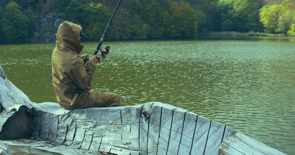 Sport Pêcheur Pêchant Dans Lac Milieu Des Montagnes Pêche Homme — Photo