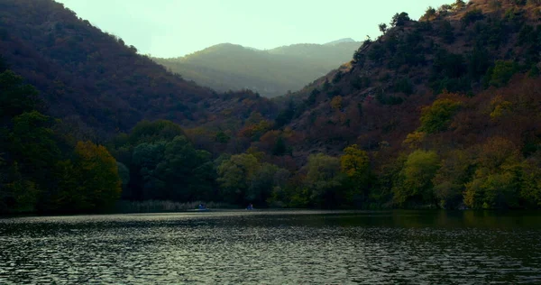 Ormanların Tepelerin Ortasındaki Gölün Güzel Doğa Fotoğrafı Doğa — Stok fotoğraf