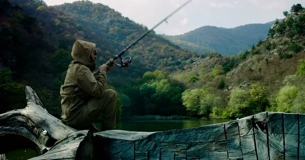 Sport Fisherman Fishing Lake Middle Mountains Man Fishing Catching Nature — Stock Photo, Image