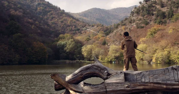 Pesca Deportiva Pescador Medio Del Lago Las Montañas Hombre Pesca —  Fotos de Stock