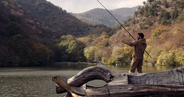 Desporto Pescador Pesca Lago Meio Das Montanhas Homem Pesca Captura — Fotografia de Stock