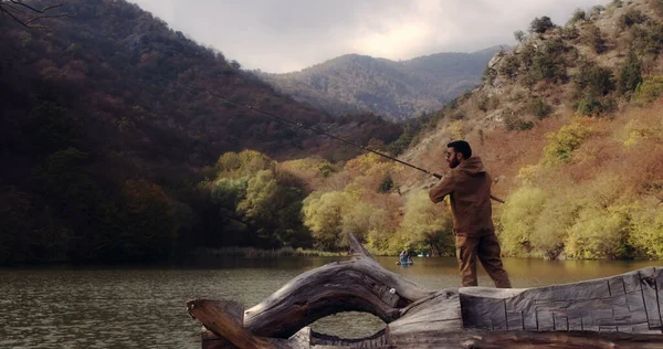 Desporto Pescador Pesca Lago Meio Das Montanhas Homem Pesca Captura — Fotografia de Stock