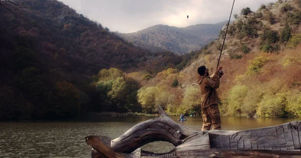 Desporto Pescador Pesca Lago Meio Das Montanhas Homem Pesca Captura — Fotografia de Stock