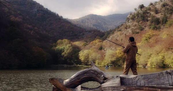 Pesca Sportiva Pescatore Nel Lago Mezzo Alle Montagne Pesca Uomo — Foto Stock