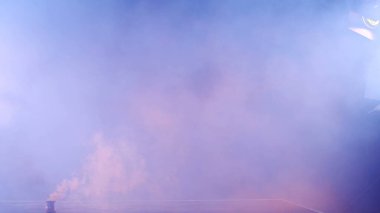 Renkli sis bombaları fotoğraflı sahne konseri alanı. Coronavirus dünya pandemik dezenfeksiyon süreci duman aşısı ile.