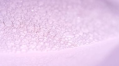 Köpüklü Makro atışı. Temiz, zarif, parlak bir arka plan. Köpük köpüklü sabun köpükleri. Dezenfeksiyon. Köpük Arkaplanı. Kızıl Ejder kamerasında çekim yap (yavaş çekim yüksek kalite).