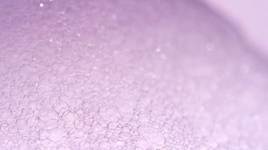 Köpüklü Makro atışı. Temiz, zarif, parlak bir arka plan. Köpük köpüklü sabun köpükleri. Dezenfeksiyon. Köpük Arkaplanı. Kızıl Ejder kamerasında çekim yap (yavaş çekim yüksek kalite).
