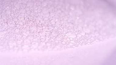 Köpüklü Makro atışı. Temiz, zarif, parlak bir arka plan. Köpük köpüklü sabun köpükleri. Dezenfeksiyon. Köpük Arkaplanı. Kızıl Ejder kamerasında çekim yap (yavaş çekim yüksek kalite).
