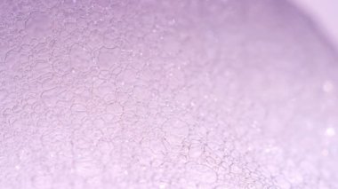 Köpüklü Makro atışı. Temiz, zarif, parlak bir arka plan. Köpük köpüklü sabun köpükleri. Dezenfeksiyon. Köpük Arkaplanı. Kızıl Ejder kamerasında çekim yap (yavaş çekim yüksek kalite).