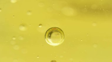 Jel Big Bubble yavaşça sıvı sıvı bira köpüğü Macro 'ya doğru yükseliyor. Temiz bal baloncuğu akışı. Fotoğraf arkaplanı. Yakın plan Jöle Şampuan Sabunu. Kızıl Ejder kamerasında çekim yap (yüksek kalite).