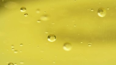 Jel kabarcıkları sıvı sıvı bira köpüğü Macro atışta yükselir. Temiz bal baloncuğu yükselen fotoğraf arkaplanı. Yakın plan Jöle Şampuan Sabunu. Kızıl Ejder kamerasında çekim yap (yüksek kalite).