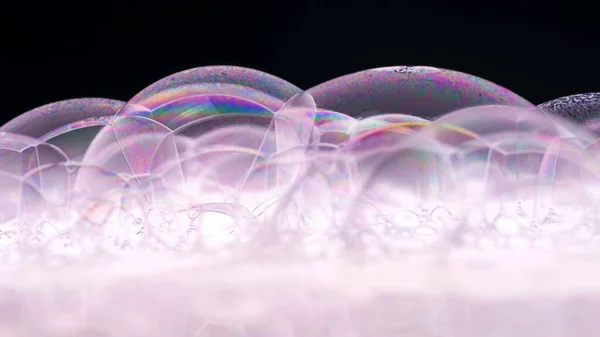 ソープバブルマクロ撮影 きれいなソフトエレガントな明るい写真の背景 クローズアップ石鹸泡の色 消毒液を洗う フロス バックドロップ レッドドラゴンのカメラで撃つ — ストック写真