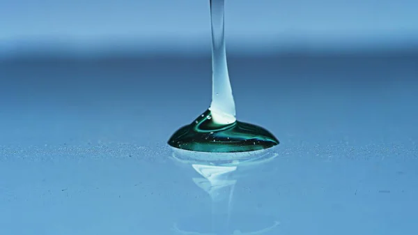 Gel Verter Líquido Líquido Aqua Dip Macro Disparar Limpiar Fondo — Foto de Stock