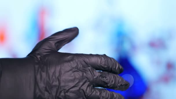 医用黑乳胶手套手和考拉韦细菌黏土模型 Covid 19细菌 戴乳胶手套的医生给考罗那韦细菌打一拳 Coronavirus疫苗 Sars Mers病毒Ncov — 图库视频影像