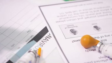 Coronavirus, COVID-19 kan testi makro yakın çekim. Coronavirus NCOV testi pozitif sonuç verdi. Tıbbi Görüntü. Kan testi konseptini işaretliyorum. SARS, MERS, FLU. Kırmızı kamerada yavaş çekim.