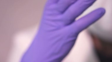 Doktor Coronavirus test tüpü, ncov kan testi gösteriyor. COVID-19 pozitif ve negatif test sonuçları. Doktor kan virüsü testi sonuçlarını gösteriyor. Kırmızı kamera yavaş çekim görüntüsü.