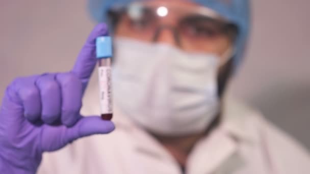 Lekarz Pokazuje Tubę Testową Koronawirusa Badanie Krwi Ncova Covid Dodatnie — Wideo stockowe