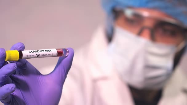 Médico Muestra Tubo Prueba Del Coronavirus Análisis Sangre Ncov Covid — Vídeo de stock