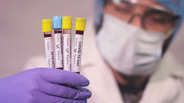 Médico Mostra Tubo Teste Coronavirus Teste Sangue Ncov Covid Resultados — Vídeo de Stock