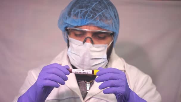 医生展示了考罗纳维勒斯试管 Ncov血液检测 Covid 19测试结果呈阳性和阴性 显示血液病毒检测结果的脚趾头 红色相机慢镜头 — 图库视频影像