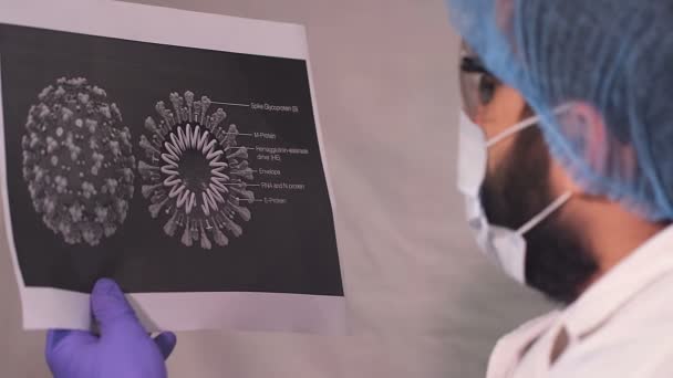 Lekarz Masce Patrząc Obraz Bakterii Koronawirusowych Nagranie Czerwonej Kamerze Klinika — Wideo stockowe