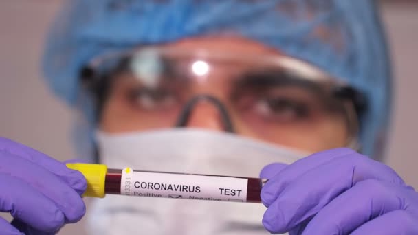 医生展示了考罗纳维勒斯试管 Ncov血液检测 Covid 19测试结果呈阳性和阴性 显示血液病毒检测结果的脚趾头 红色相机慢镜头 — 图库视频影像