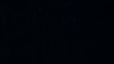 Bonfire kıvılcımlarının makro görüntüleri. Ateş patlar, ateş patlar. Patlama mikro parlaklığı. Mini Havai fişekler. Kırmızı kamerada çekim, siyah arka planda yavaş çekim. Güzel sızıntılar kıvılcım saçar.