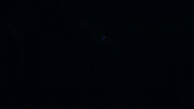 Bonfire kıvılcımlarının makro görüntüleri. Ateş patlar, ateş patlar. Patlama mikro parlaklığı. Mini Havai fişekler. Kırmızı kamerada çekim, siyah arka planda yavaş çekim. Güzel sızıntılar kıvılcım saçar.